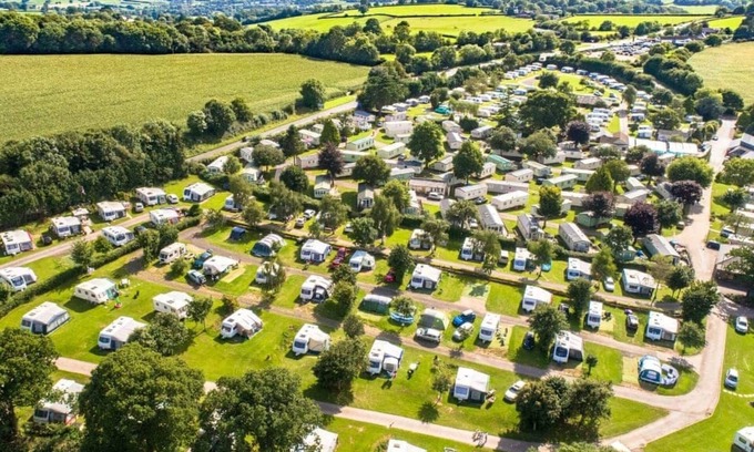 Axminster House | Spacious and luxurious 12-foot-wide caravan with one double and one twin.