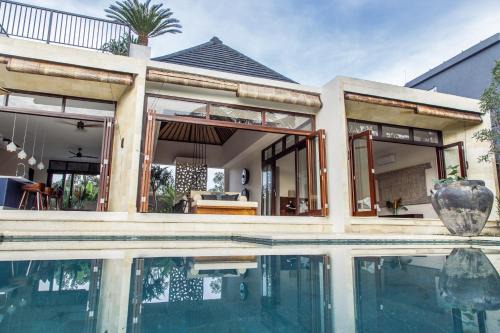 Sayan Villa | Spacious and Luxury Modern Villa with Huge Garden and Pool