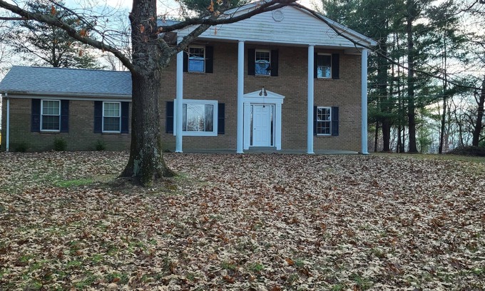 Petersburg House | Spacious and private home. Located 2 miles from the Creation Museum. Sleeps 14.