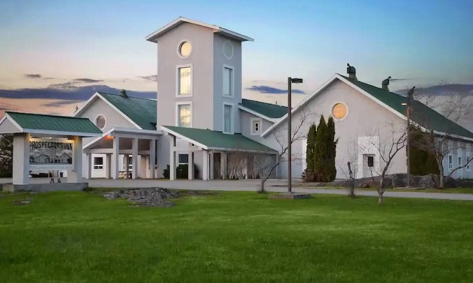 Timiskaming District Apartment | Spacious and spotless one-bedroom suite with full kitchen and livingroom.