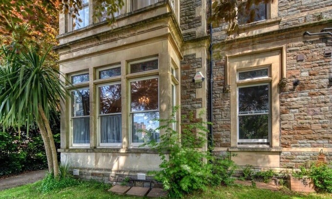 Bristol Apartment | Spacious Apartment in Redland, Private Parking