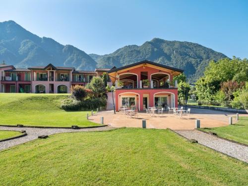 Crone Apartment | Spacious apartment in Idro with shared pool