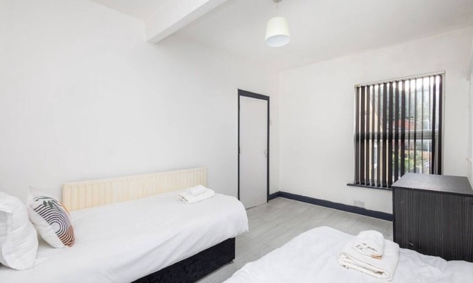 Leeds Apartment | Spacious Apartment- Parking - The Light Centre
