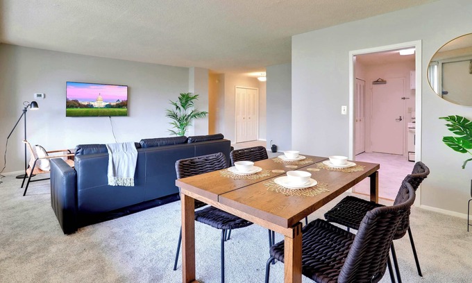 Crystal City Apartment | Spacious Apt– Walk to Metro & Near D.C.