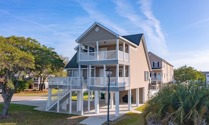 Garden City House | Spacious Beach House, Private Pool, Short Walk to the Beach, Bikes Welcome
