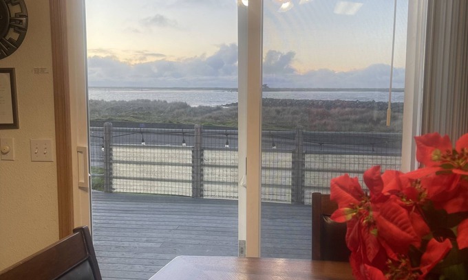 Eureka House | Spacious beachfront with panoramic views