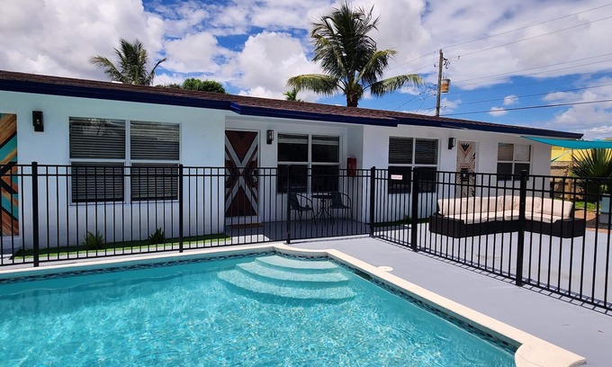 Central Oakland Park Villa | Spacious & Beachy House, Private patios & Pool. Near Ft.Lauderdale Beach!