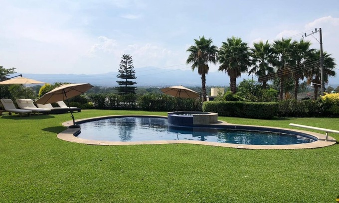 Tres de Mayo House | Spacious beautiful house on an area of more than 1000m2 inside a cluster.