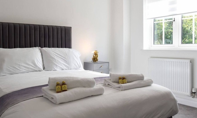 West End House | Spacious Bedroom |Own Bathroom|Contractor Friendly