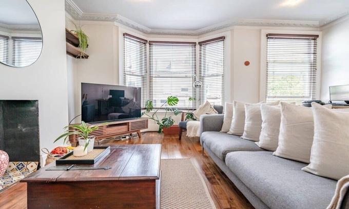 Kilburn Apartment | Spacious & Bright Hampstead Apartment with Balcony