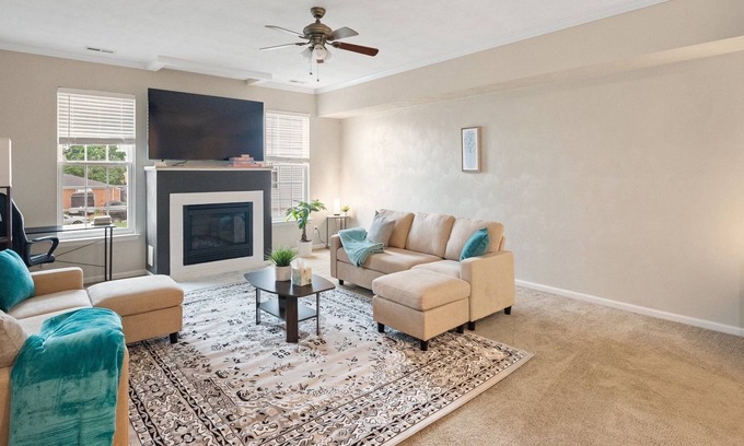 North Camellia Acres House | Spacious & Bright ~ Quiet Location ~ KingBed ~ Pkg