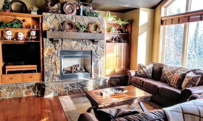 Big White Ski Resort House | Spacious "Cabin Feel" Townhouse in Happy Valley