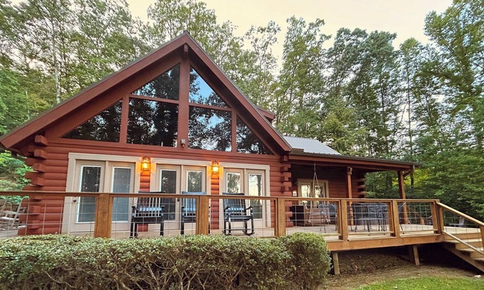 Bryson City Cabin | Spacious Cabin Retreat Hot Tub Pool Table Firepit Near Town/Train Pets