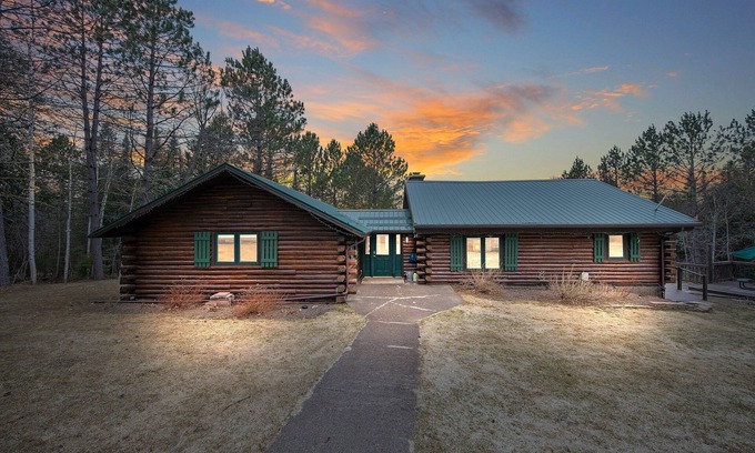 Lutsen Cabin | Spacious cabin with beautiful sunset views on Caribou Lake