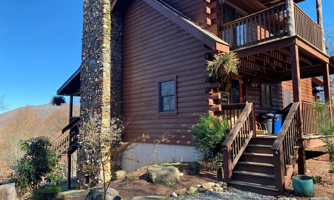 Hot Springs House | Spacious Cabin with Excellent Views/Hot Tub/Wi-Fi