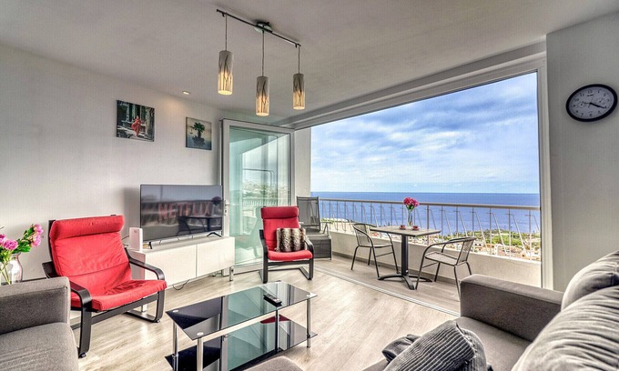 El Guincho Apartment | Spacious Central Apt. w/private parking/ocean view