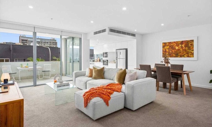 Wollongong Apartment | Spacious City Beach Harbour Apartment -Moments to Beach, Harbour Foreshore & CBD