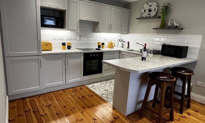 Lecemy House | * Spacious | Comfortable & Chic | Walk to Town *
