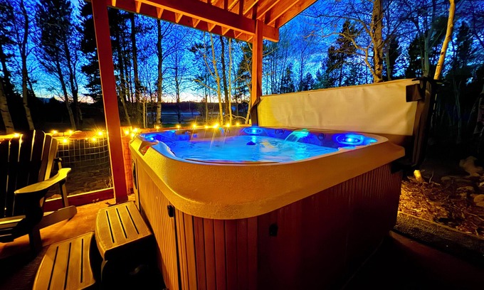 Last Chance Cabin | Spacious comfortable cabin, 33 Miles to Yellowstone, Wi/Fi, Fire Pit, Hot Tub 🦬