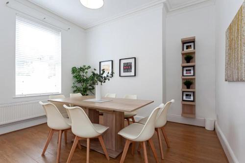 Belle Vue House | Spacious Comfortable house close to Etihad+parking