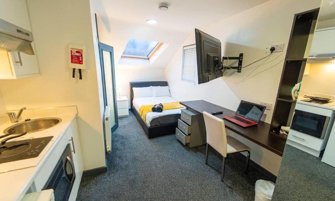 Selly Oak Apartment | Spacious Comfortable studio near the university