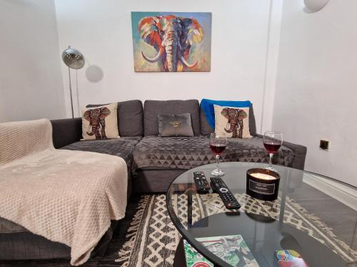 Marston Green House | Spacious & comfy Home- very close to NEC Birmingham ,HS2 & Airport- Perfect for contractors & groups- free parking & Fast WiFi