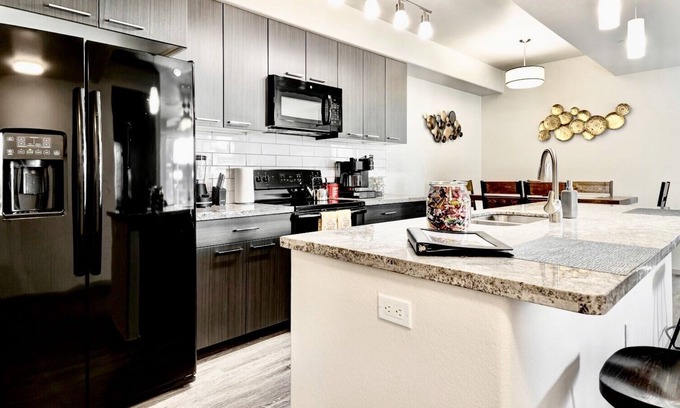 Arrowhead Ranch Apartment | ❤️Spacious Condo☞Desert Views⚫️Full Kitchen☞Pool☞Westgate☞Glendale☞WiFI/EV 🔌 FREE