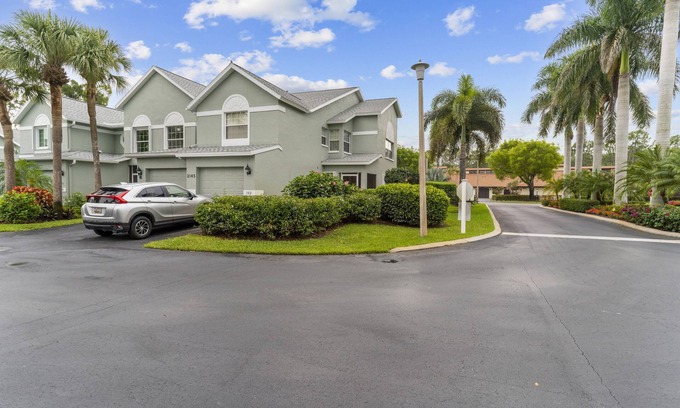 Kings Lake Condo | Spacious Condo minutes drive to Fifth Avenue South & Beaches