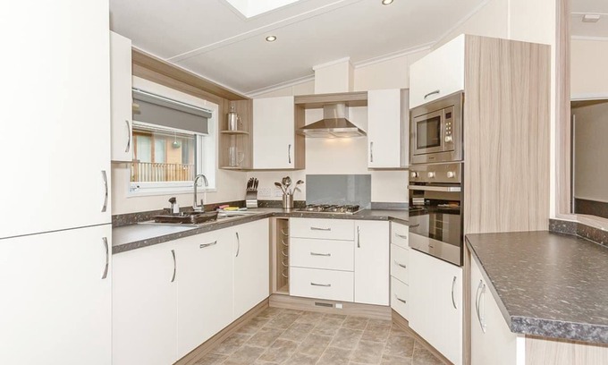 Aysgarth Ski Chalet | Spacious contemporary lodge with one double with en suite shower and one twin.