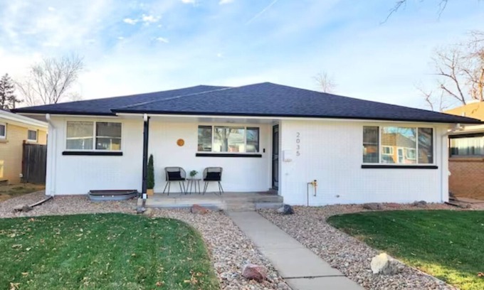 Aurora House | Spacious Corporate Rental + Parking!