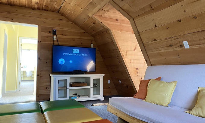 Port Clyde House | Spacious cottage in Port Clyde village with harbor views.