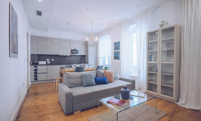 Gibraltar Apartment | Spacious cozy 2BR/2BA in the city center