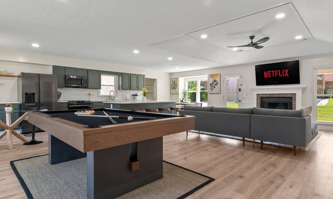 Columbus House | Spacious & Cozy ~ Close to Fort Moore ~ Pool Table