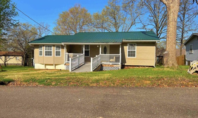 Warsaw House | Spacious, Cozy Lake House near lake and restaurants at Lake of the Ozarks.