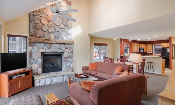 Thompsonville House | Spacious Crystal Mountain Retreat – Golf, Ski & More!