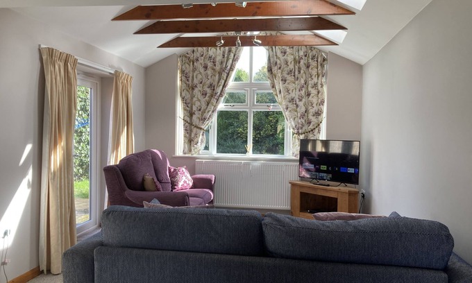 Grantham Cottage | Spacious Detached Bungalow With Ample Parking