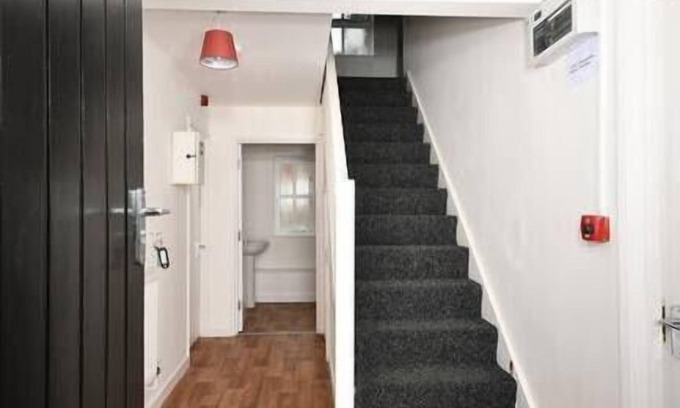 Mynydd Isa Apartment | Spacious Duplex Apartment 5 Bedrooms Kitchen Free Wi-Fi Pet-Friendly