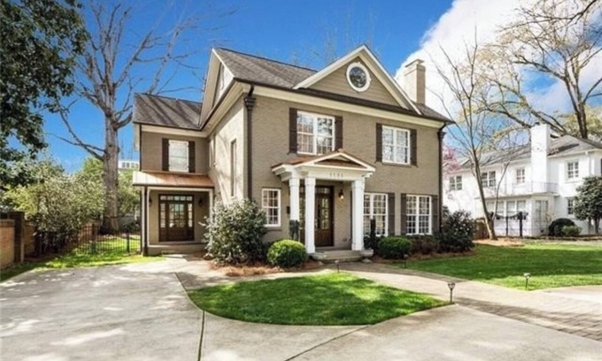 Myers Park House | Spacious Executive Home-5 min to Uptown-Children’s Amenities-Huge Outdoor Space!