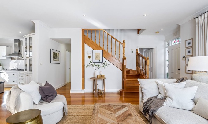Pascoe Vale South House | Spacious Family Home with Balcony in Pascoe Vale