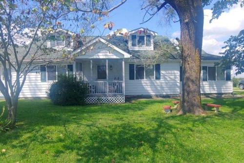 Pikeville House | Spacious Family Farmhouse