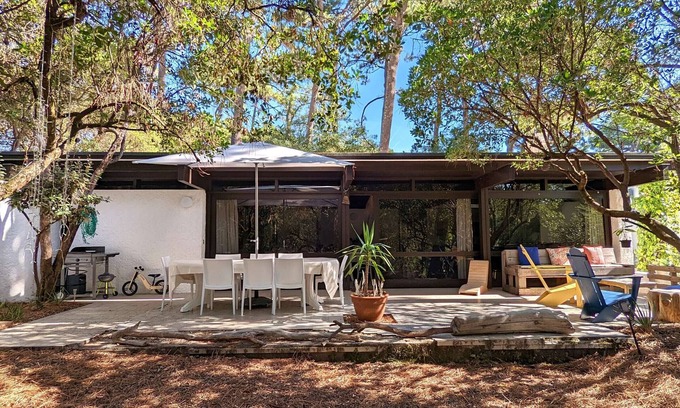 Piraillan Villa | Spacious Family Villa with Garden, Near Market & Beaches, Sleeps 13, Lège-Cap-Ferret