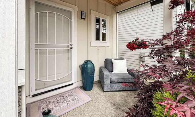 Bryn Mawr-Skyway House | Spacious Family Home in Seattle - 3BR, 2.5BA, A/C & Parking Included.