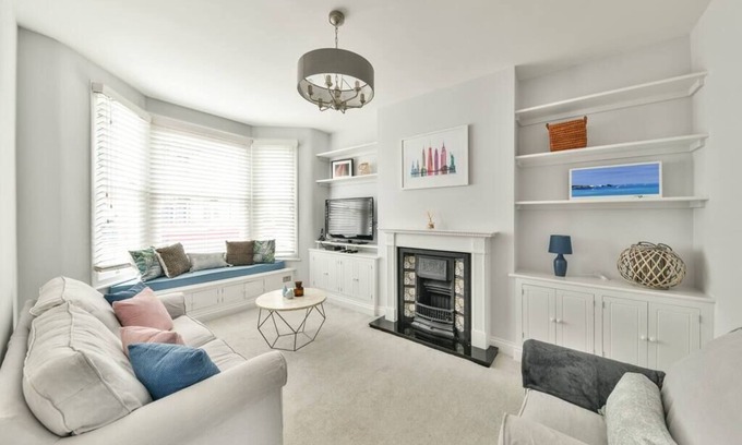 Southfields House | Spacious family home with garden