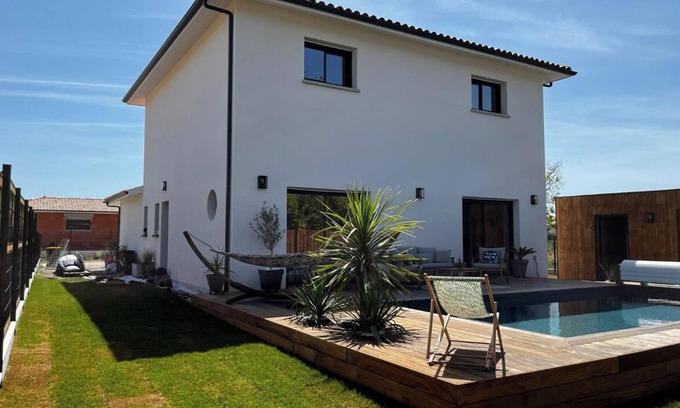 Mios House | Spacious family home with swimming pool