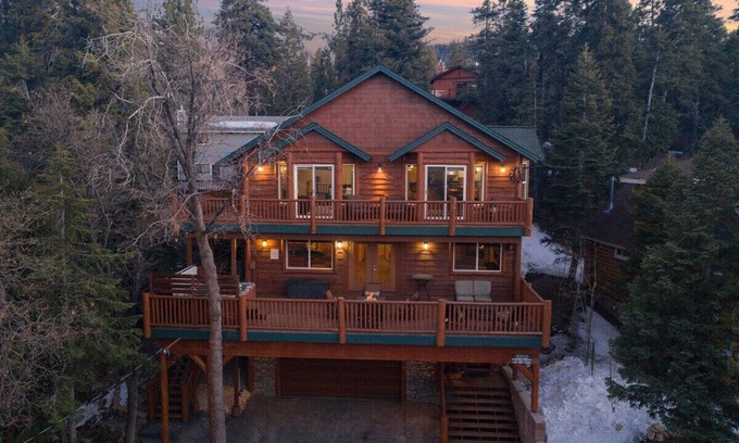Upper Moonridge Cabin | Spacious Family Retreat in Big Bear Lake: Pet-Friendly, Fire Pit, Sonos & Jacuzzi – 3400 Sq Ft Luxury