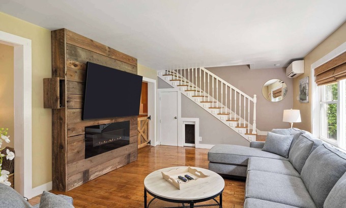 Great Valley House | Spacious Family Retreat, Two Living Rooms, Hot Tub