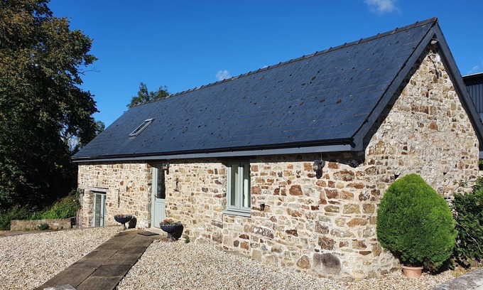 Llawhaden House | Spacious farm cottage full of character - rural yet close to beaches & castles