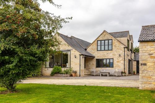 Inchbrook Apartment | Spacious farmhouse with stunning valley views
