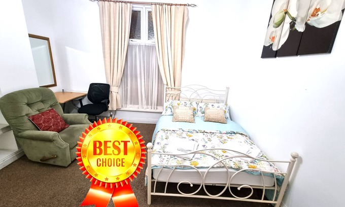 Rochdale Apartment | Spacious Flat Free Parking Fast Wi-Fi Visit Rochdale Manchester Oldham Bury