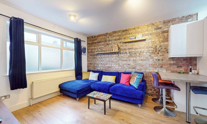 Green Street East Apartment | Spacious Flat Near Stratford | 2 Min to Bus Stop